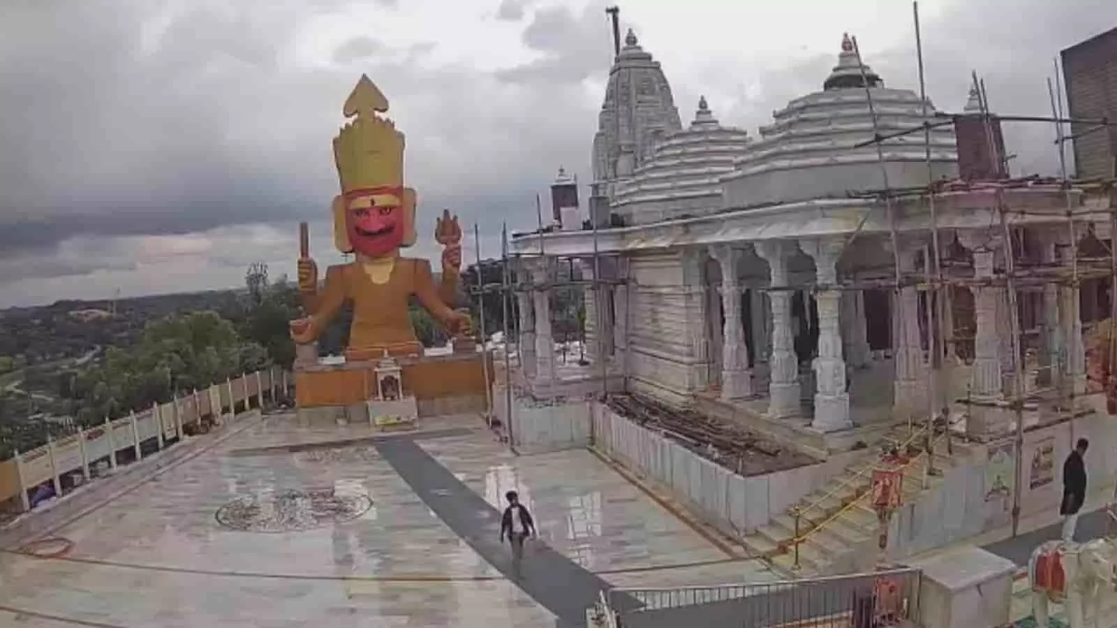 श्री नाकोड़ा पार्श्वनाथ तीर्थ परिसर में स्थापित 36 फीट ऊंची नाकोड़ा भैरव प्रतिमा का दृश्य। श्री नाकोड़ा पार्श्वनाथ तीर्थ परिसर में स्थापित 36 फीट ऊंची नाकोड़ा भैरव प्रतिमा का दृश्य।