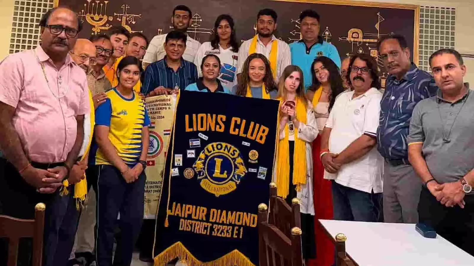 जयपुर में लॉयंस क्लब बैनर के साथ फोटो खिंचवाते विदेशी युवा और पदाधिकारी।