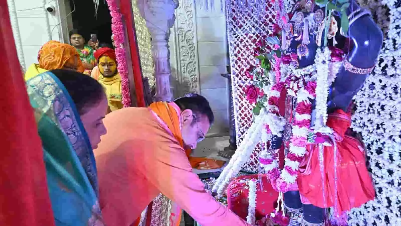 तस्वीर में मंदिर में भगवान की प्रतिमा के समक्ष पूजा करते मुख्यमंत्री भजनलाल शर्मा।