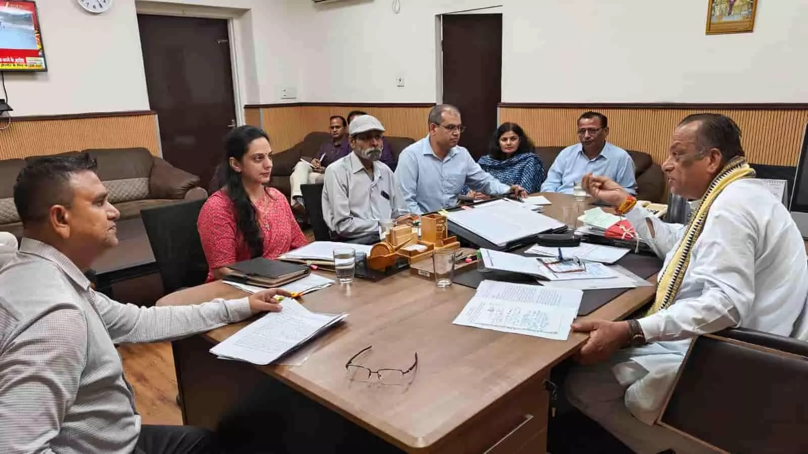 जयपुर शासन सचिवालय में गोपालन विभाग की समीक्षा बैठक लेते मंत्री जोराराम कुमावत और अधिकारी