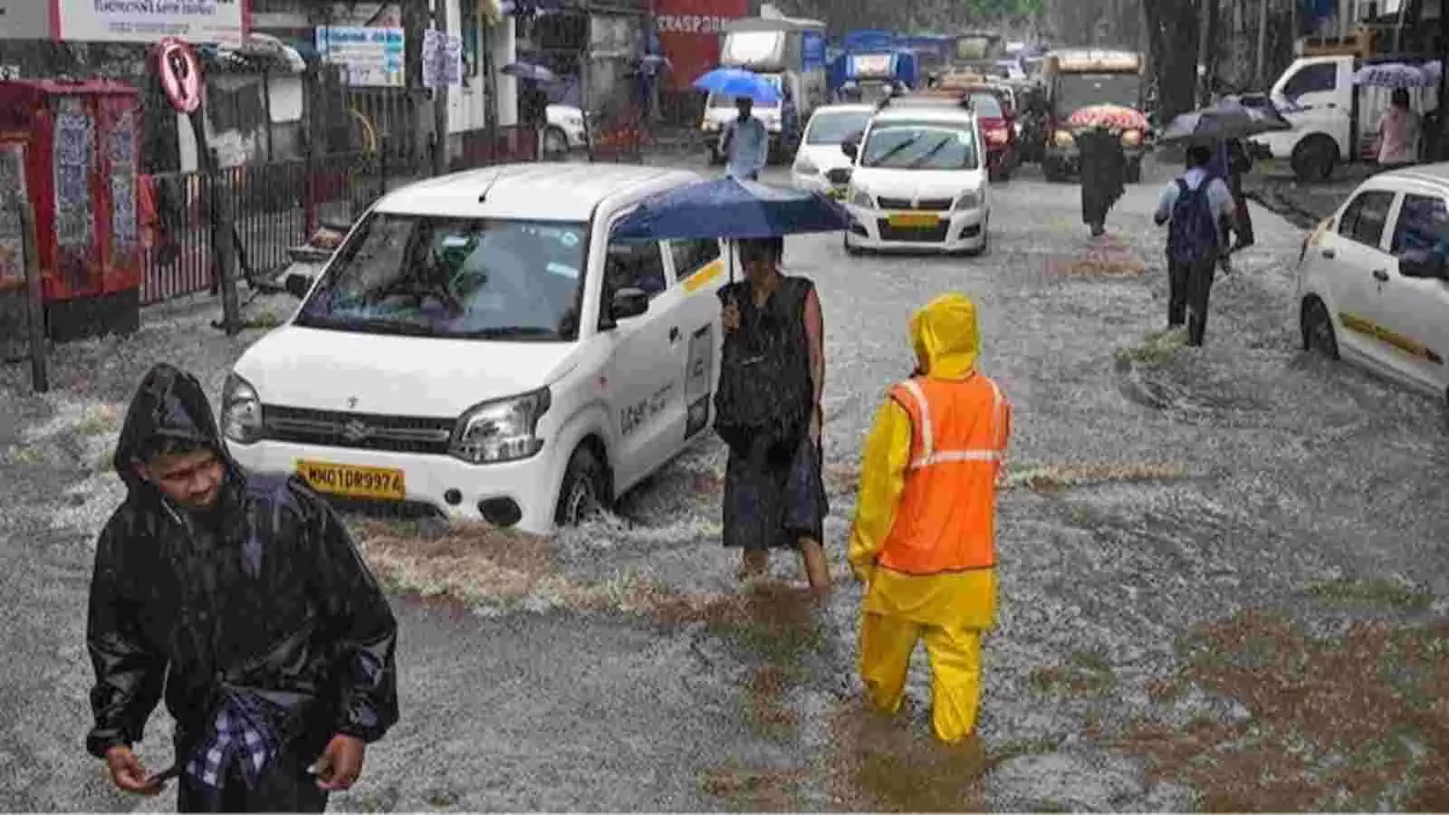 सड़क पर जलभराव के बीच लोग और वाहन महाराष्ट्र और गुजरात में भारी बारिश के कारण उत्पन्न स्थिति को दर्शाते हैं। सड़क पर जलभराव के बीच लोग और वाहन महाराष्ट्र और गुजरात में भारी बारिश के कारण उत्पन्न स्थिति को दर्शाते हैं।