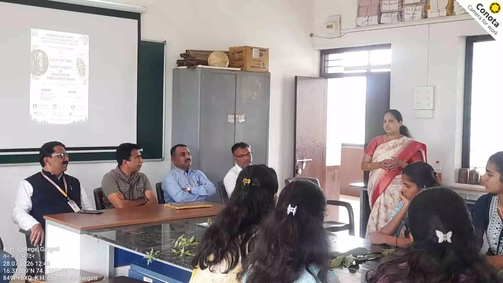 तस्वीर में कोल्हापुर के कर्मवीर हिरे महाविद्यालय में आयोजित व्याख्यान के दौरान अतिथि और विद्यार्थी उपस्थित हैं।
