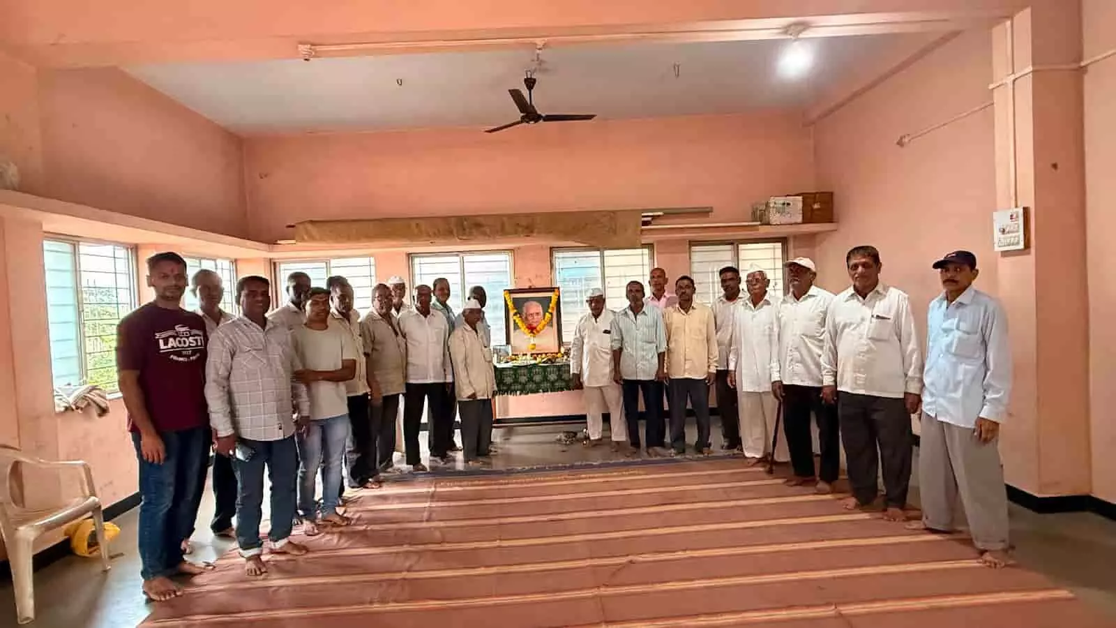 एक हॉल में स्व. राजे विक्रमसिंह घाटगे के चित्र के पास खड़े ग्रामीण। एक हॉल में स्व. राजे विक्रमसिंह घाटगे के चित्र के पास खड़े ग्रामीण।
