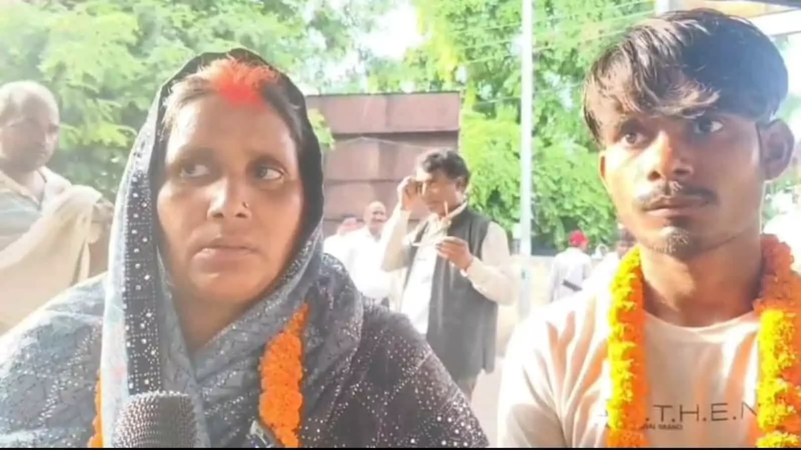तस्वीर में वरमाला पहने महिला और युवक सकलडीहा तहसील परिसर के पास खड़े हैं। तस्वीर में वरमाला पहने महिला और युवक सकलडीहा तहसील परिसर के पास खड़े हैं।