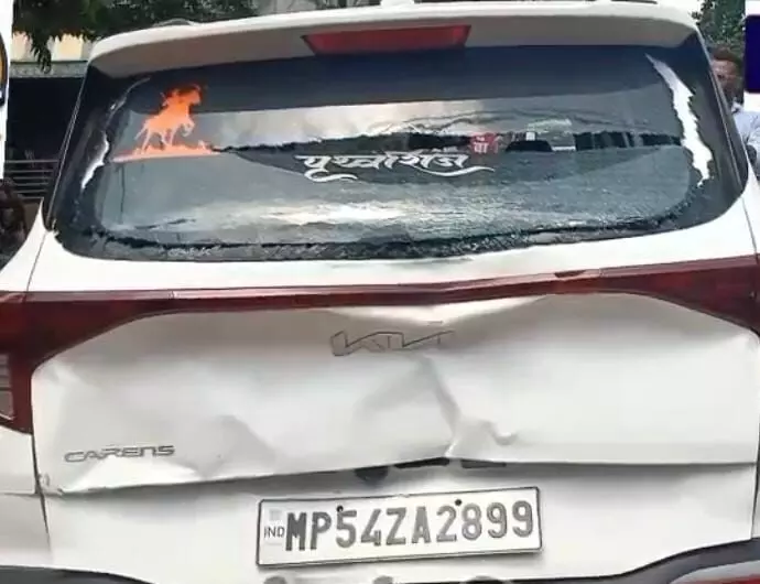 तस्वीर में कटनी के बरही हादसे के दौरान क्षतिग्रस्त हुई सफेद कार का पिछला हिस्सा दिख रहा है। तस्वीर में कटनी के बरही हादसे के दौरान क्षतिग्रस्त हुई सफेद कार का पिछला हिस्सा दिख रहा है।