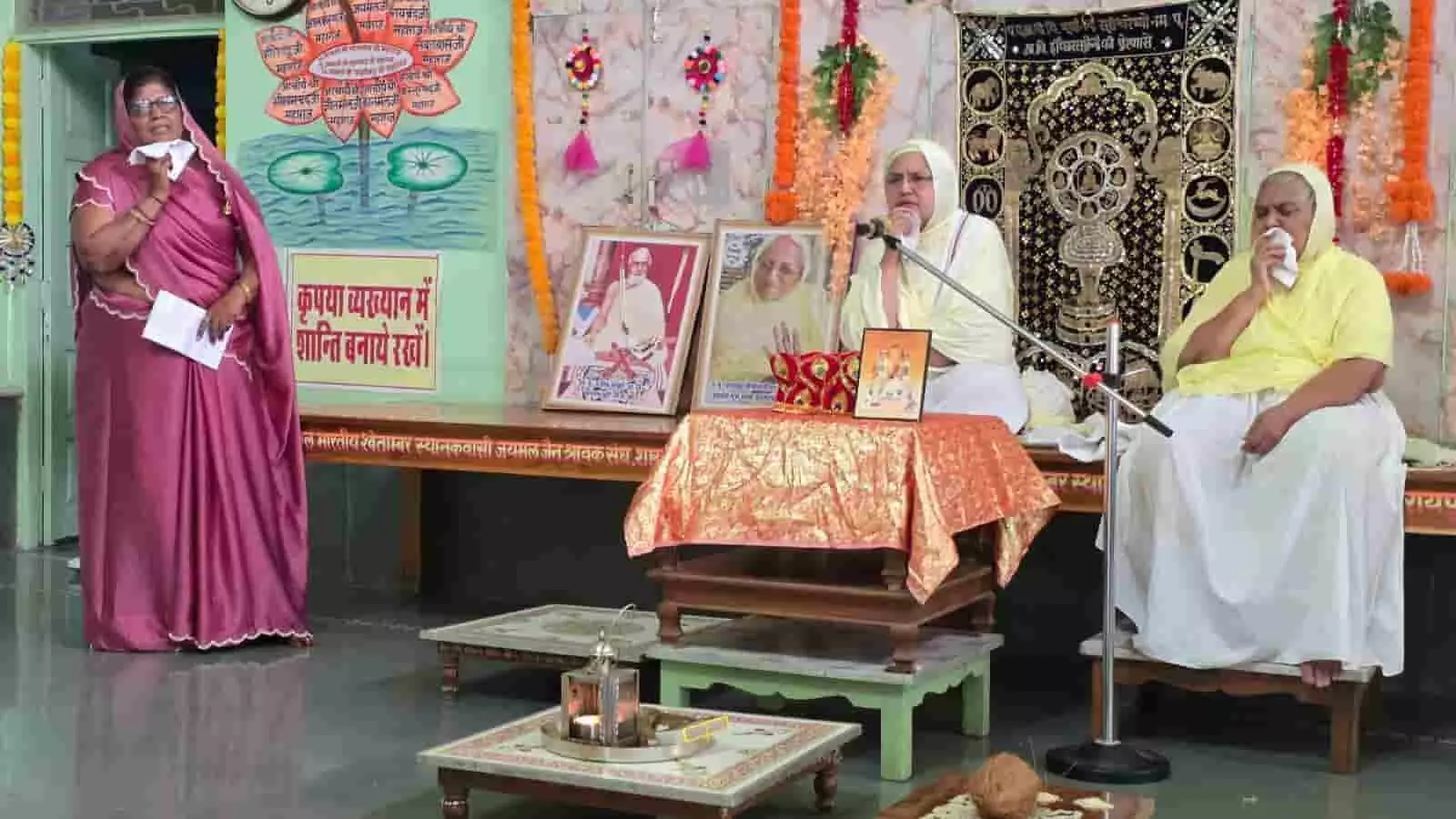 रायपुर मारवाड़ के जैन स्थानक में आयोजित धर्मसभा में प्रवचन देती साध्वियां और उपस्थित महिला।