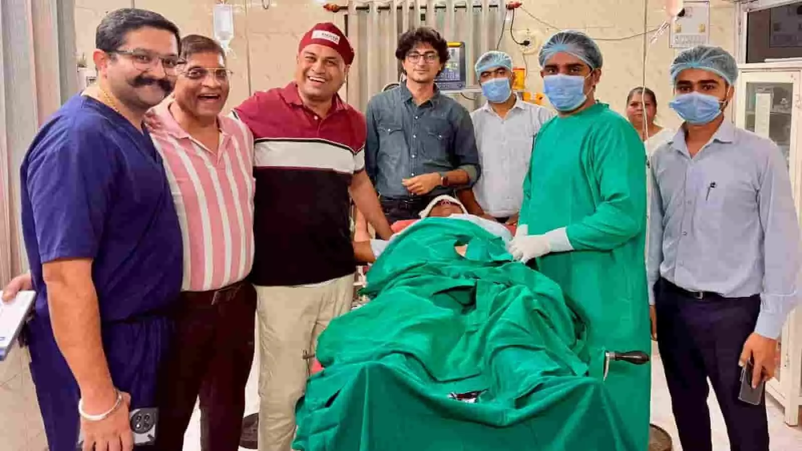 अस्पताल के ऑपरेशन थिएटर में डॉक्टरों की टीम मरीज के पास खड़ी है। अस्पताल के ऑपरेशन थिएटर में डॉक्टरों की टीम मरीज के पास खड़ी है।