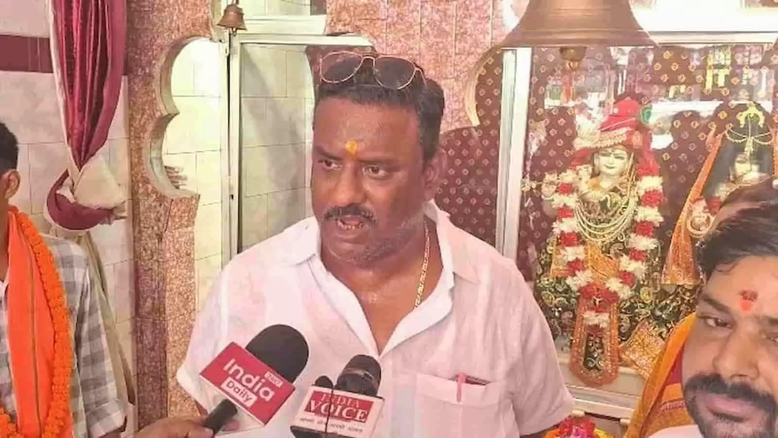 तस्वीर में शाहगंज विधायक रमेश सिंह एक मंदिर परिसर के अंदर मीडिया को संबोधित करते दिख रहे हैं।