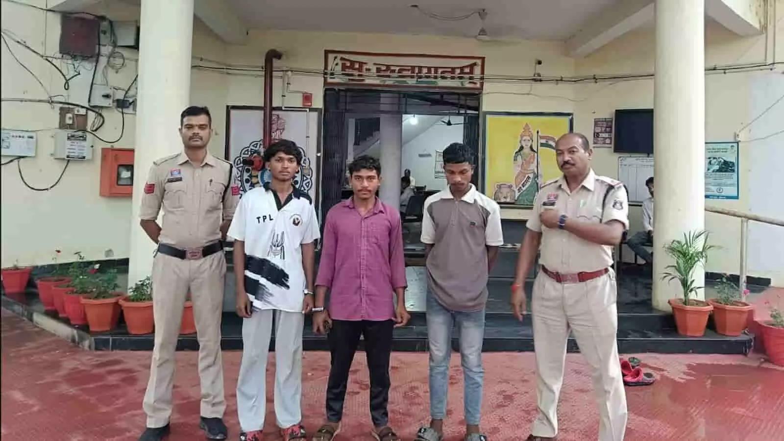 तस्वीर में पुलिस हिरासत में खड़े तीन आरोपी और दो पुलिसकर्मी दिखाई दे रहे हैं। तस्वीर में पुलिस हिरासत में खड़े तीन आरोपी और दो पुलिसकर्मी दिखाई दे रहे हैं।