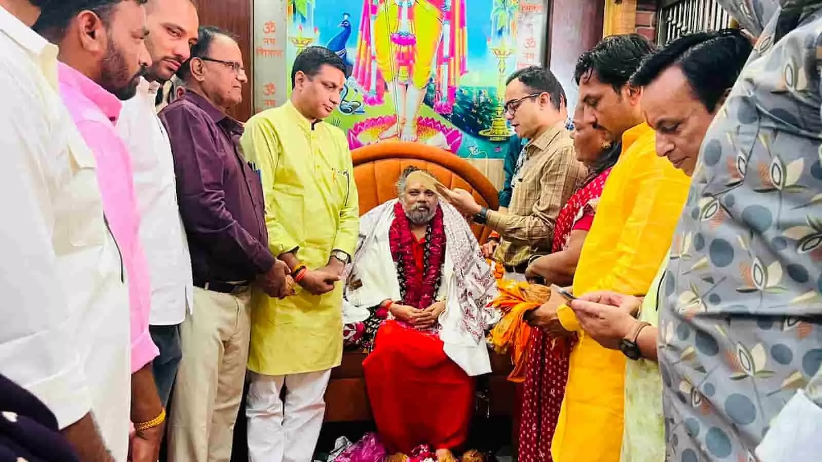 तस्वीर में संकटमोचन हनुमान मंदिर में महामंडलेश्वर बाबूगिरीजी महाराज का गुरु पूजन करते श्रद्धालु नजर आ रहे हैं। तस्वीर में संकटमोचन हनुमान मंदिर में महामंडलेश्वर बाबूगिरीजी महाराज का गुरु पूजन करते श्रद्धालु नजर आ रहे हैं।