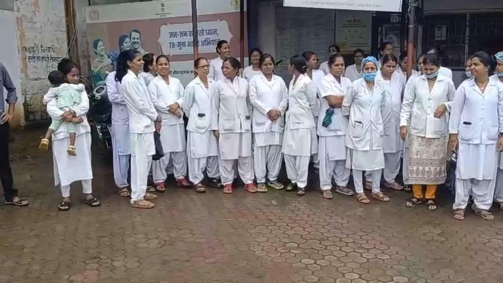 अस्पताल परिसर के बाहर विरोध प्रदर्शन में एकत्रित सफेद पोशाक पहने नर्सिंग स्टाफ। अस्पताल परिसर के बाहर विरोध प्रदर्शन में एकत्रित सफेद पोशाक पहने नर्सिंग स्टाफ।