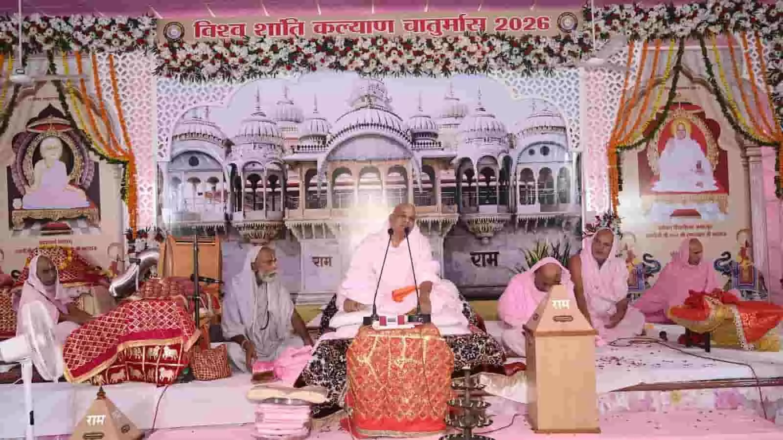 तस्वीर में भीलवाड़ा रामद्वारा धाम के मंच पर आचार्य स्वामी श्रीरामदयालजी महाराज प्रवचन देते दिख रहे हैं। तस्वीर में भीलवाड़ा रामद्वारा धाम के मंच पर आचार्य स्वामी श्रीरामदयालजी महाराज प्रवचन देते दिख रहे हैं।