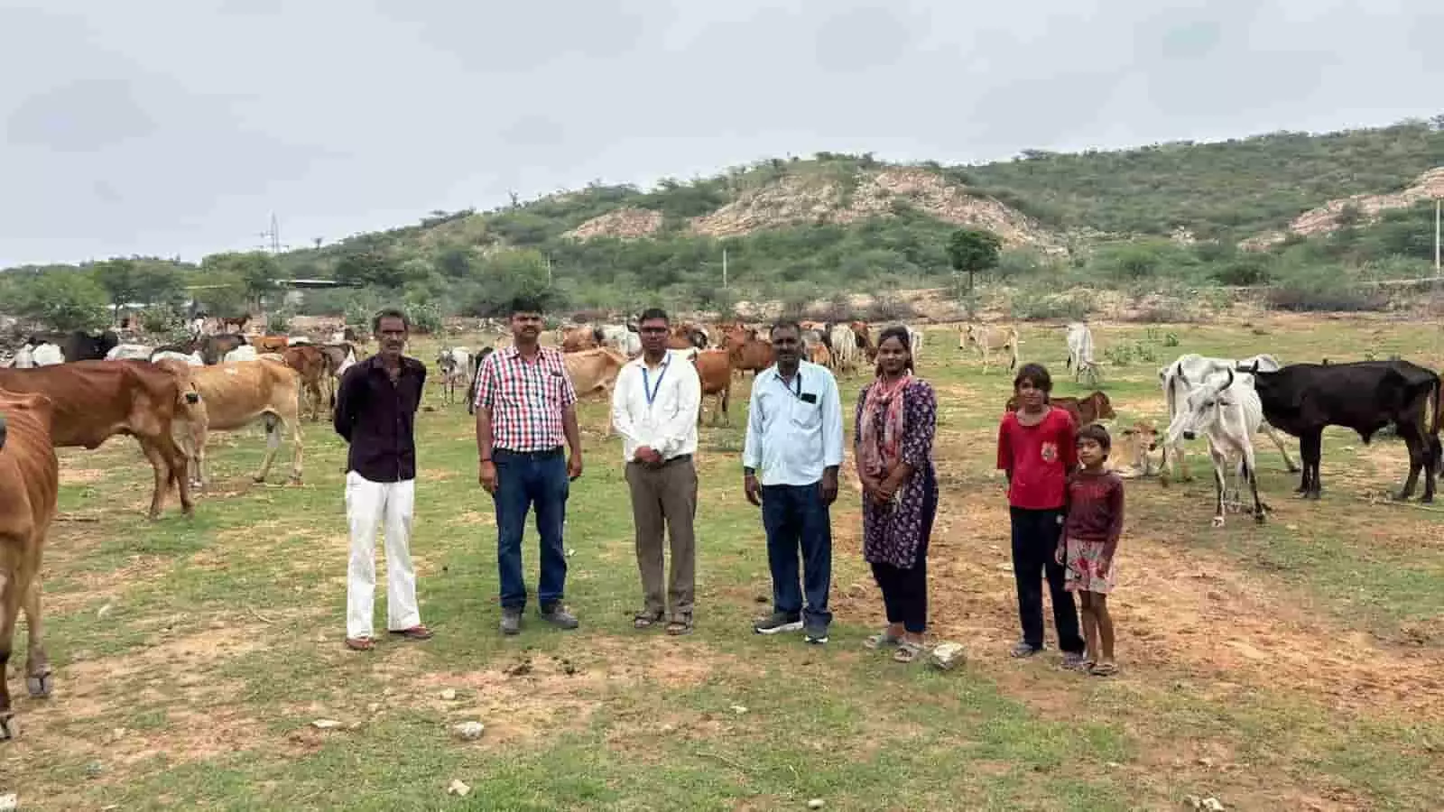 तस्वीर में अंधेरी देवरी गौशाला परिसर में पशु चिकित्सकों और ग्रामीणों का समूह गोवंश के पास खड़ा है। तस्वीर में अंधेरी देवरी गौशाला परिसर में पशु चिकित्सकों और ग्रामीणों का समूह गोवंश के पास खड़ा है।