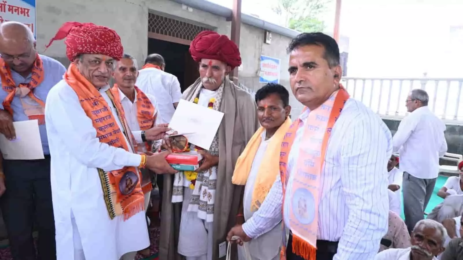 तस्वीर में राजस्थान के देवस्थान मंत्री जोराराम कुमावत गुरु पूर्णिमा पर एक पुजारी को सम्मानित करते दिख रहे हैं। तस्वीर में राजस्थान के देवस्थान मंत्री जोराराम कुमावत गुरु पूर्णिमा पर एक पुजारी को सम्मानित करते दिख रहे हैं।