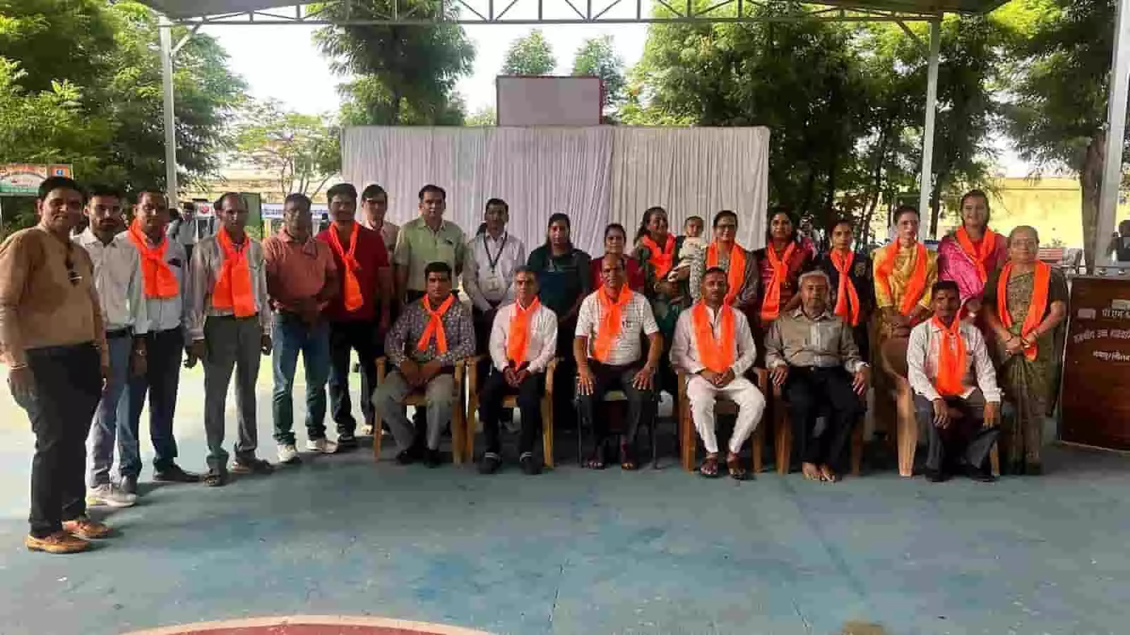 तस्वीर में गंगापुर के राजकीय विद्यालय में गुरुगौरवम् अभियान के दौरान सम्मानित होने वाले शिक्षक और सदस्य खड़े व बैठे दिख रहे हैं। तस्वीर में गंगापुर के राजकीय विद्यालय में गुरुगौरवम् अभियान के दौरान सम्मानित होने वाले शिक्षक और सदस्य खड़े व बैठे दिख रहे हैं।