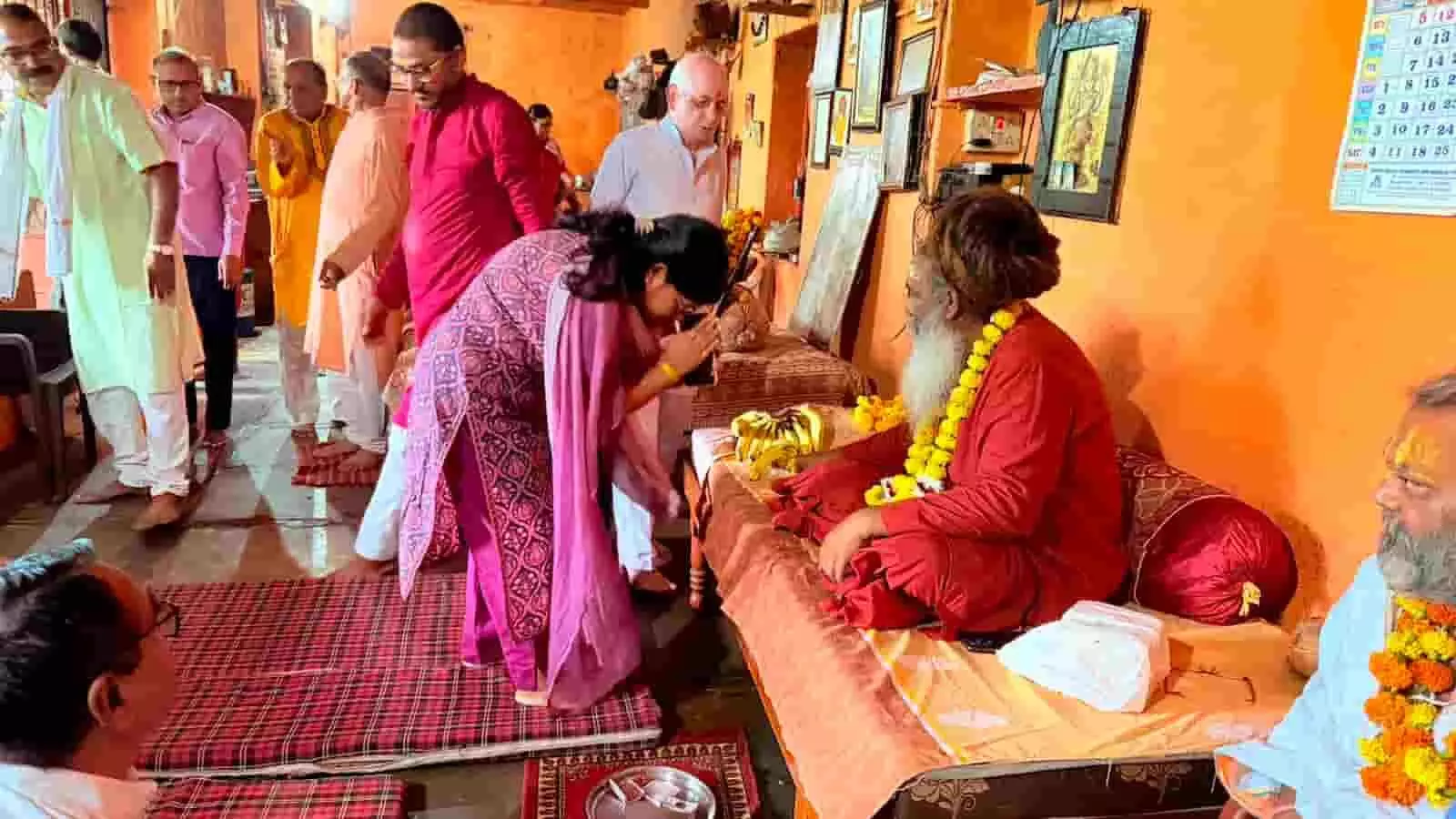 तस्वीर में एक महिला श्रद्धालु संत का आशीर्वाद प्राप्त करती हुई गोदावरी धाम शिव मंदिर में नजर आ रही हैं। तस्वीर में एक महिला श्रद्धालु संत का आशीर्वाद प्राप्त करती हुई गोदावरी धाम शिव मंदिर में नजर आ रही हैं।