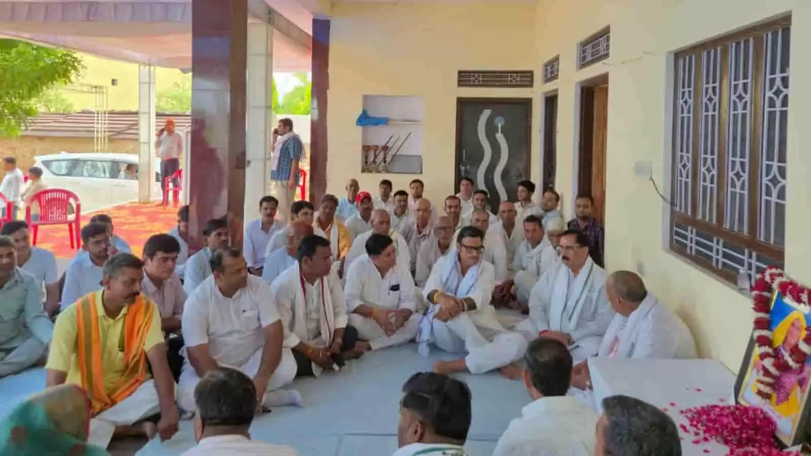 तस्वीर में भाजपा नेता राजेंद्र राठौड़ और अरुण चतुर्वेदी दिवंगत सम्पति देवी की तस्वीर के पास बैठे दिख रहे हैं। तस्वीर में भाजपा नेता राजेंद्र राठौड़ और अरुण चतुर्वेदी दिवंगत सम्पति देवी की तस्वीर के पास बैठे दिख रहे हैं।