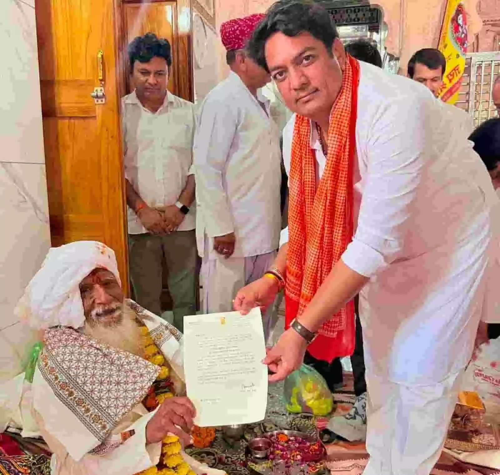 तस्वीर में कैबिनेट मंत्री अविनाश गहलोत जैतारण में संत को गुरु वंदन संदेश पत्र सौंपते दिख रहे हैं। तस्वीर में कैबिनेट मंत्री अविनाश गहलोत जैतारण में संत को गुरु वंदन संदेश पत्र सौंपते दिख रहे हैं।
