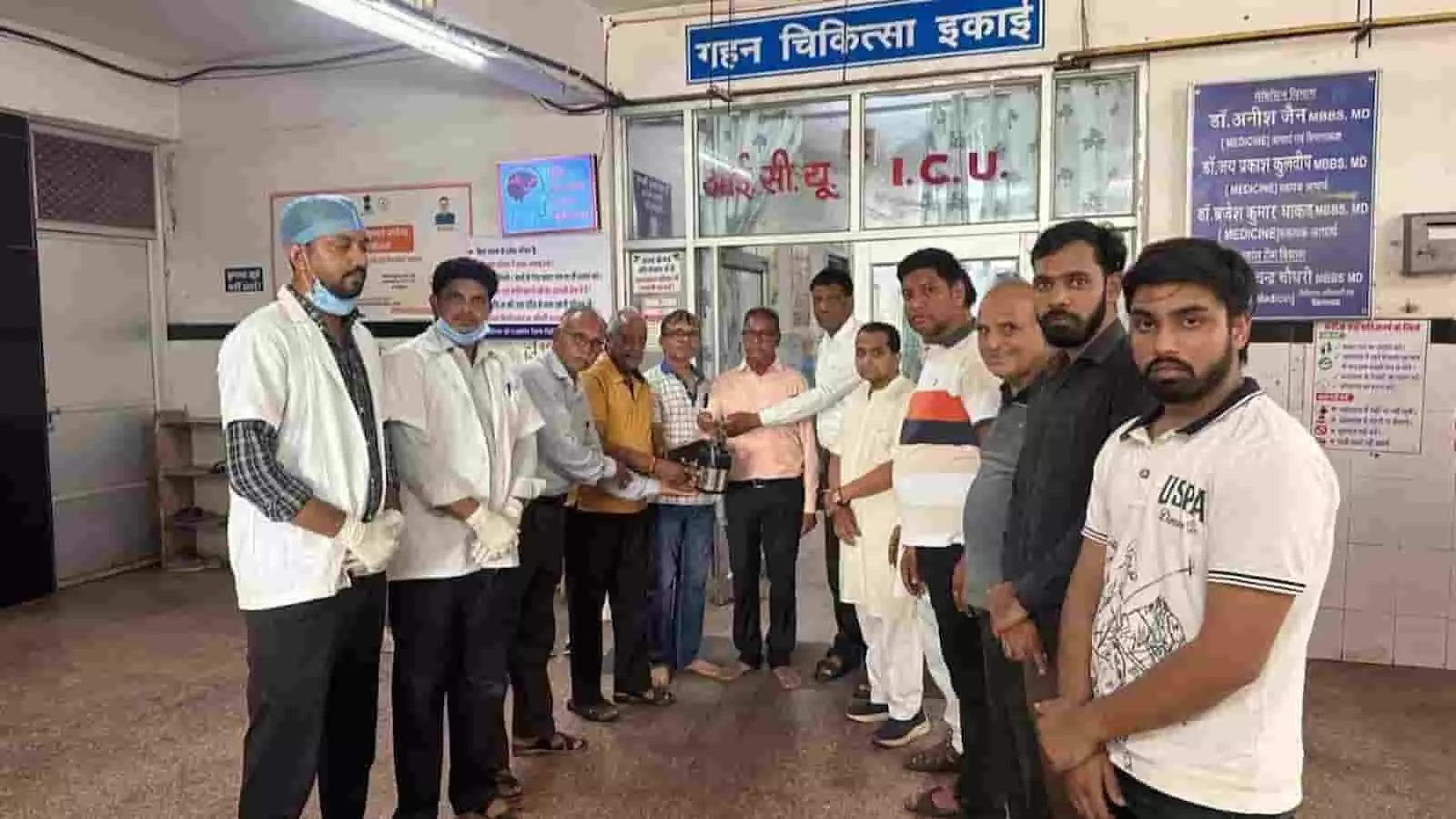 चित्तौड़गढ़ जिला चिकित्सालय के आईसीयू के बाहर खड़े महावीर इंटरनेशनल के सदस्य और चिकित्साकर्मी। चित्तौड़गढ़ जिला चिकित्सालय के आईसीयू के बाहर खड़े महावीर इंटरनेशनल के सदस्य और चिकित्साकर्मी।