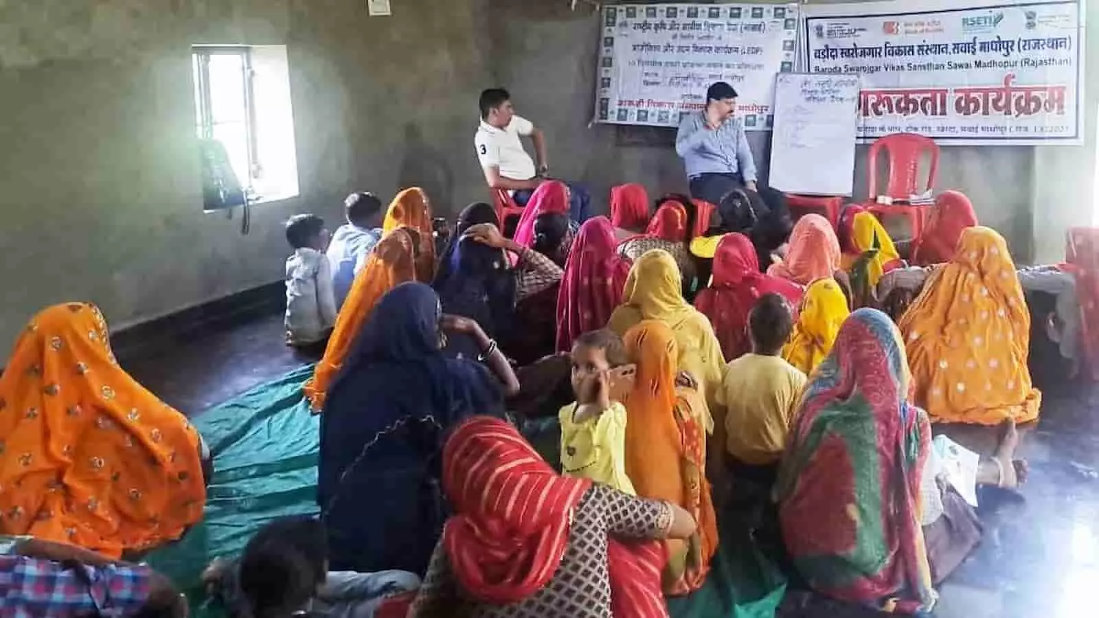 सवाई माधोपुर में एक प्रशिक्षण कार्यक्रम के दौरान वक्ता को सुनती हुई महिलाएं। सवाई माधोपुर में एक प्रशिक्षण कार्यक्रम के दौरान वक्ता को सुनती हुई महिलाएं।