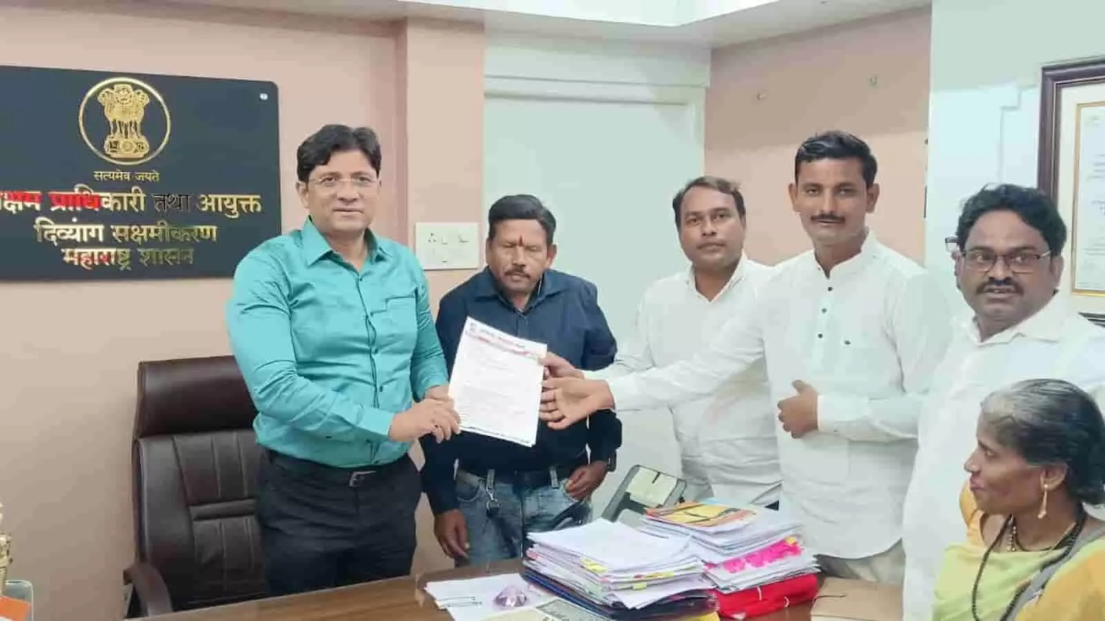 तस्वीर में दिव्यांग सशक्तिकरण आयुक्त सत्यजीत बडे को ज्ञापन सौंपते हुए अपंग जनता दल का प्रतिनिधिमंडल दिखाई दे रहा है। तस्वीर में दिव्यांग सशक्तिकरण आयुक्त सत्यजीत बडे को ज्ञापन सौंपते हुए अपंग जनता दल का प्रतिनिधिमंडल दिखाई दे रहा है।