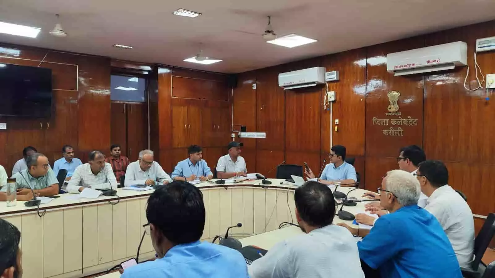 करौली कलेक्ट्रेट सभागार में अधिकारियों के साथ बैठक करते जिला निर्वाचन अधिकारी अक्षय गोदारा करौली कलेक्ट्रेट सभागार में अधिकारियों के साथ बैठक करते जिला निर्वाचन अधिकारी अक्षय गोदारा