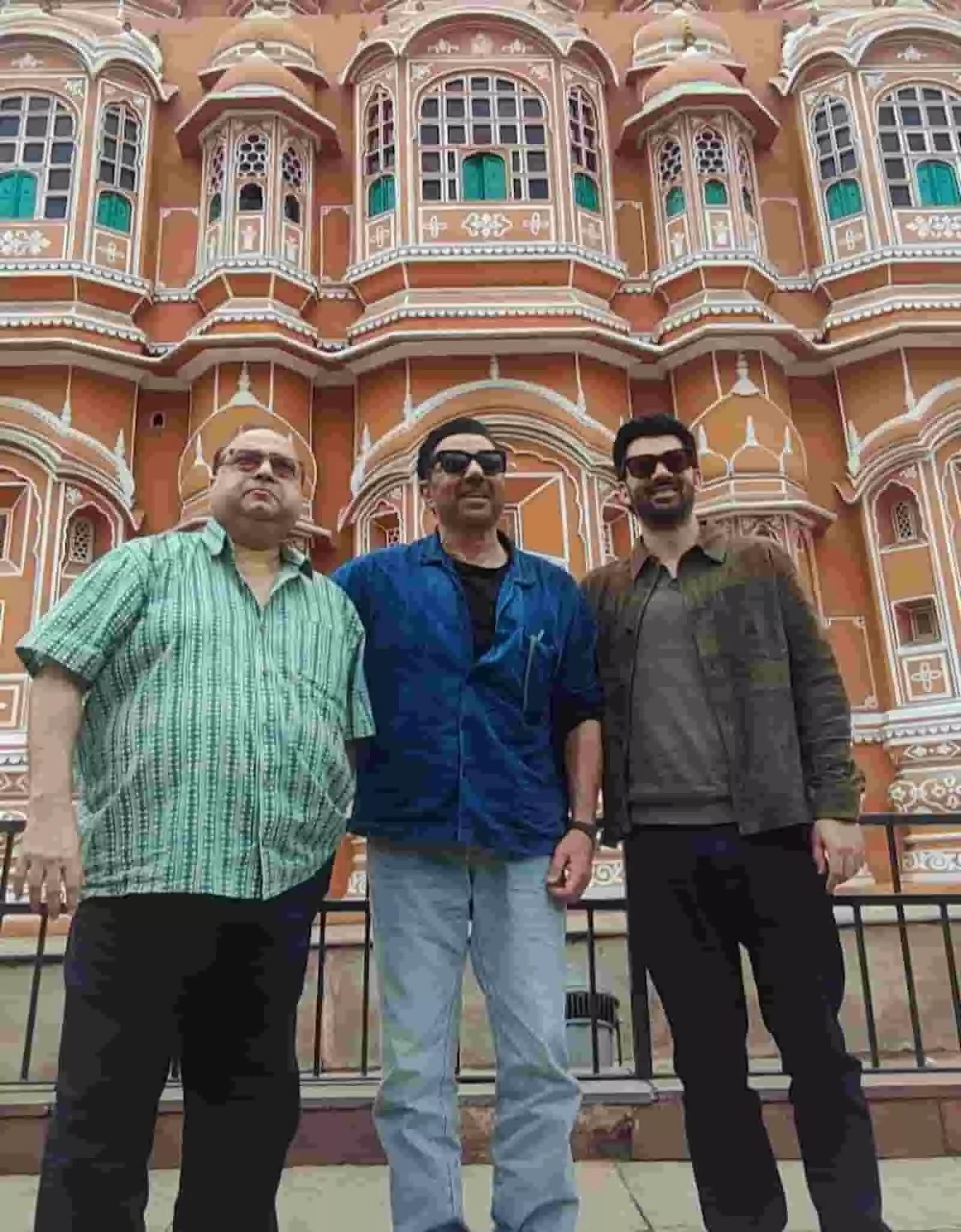 जयपुर के हवा महल के सामने खड़े राजकुमार संतोषी, सनी देओल और करण देओल। जयपुर के हवा महल के सामने खड़े राजकुमार संतोषी, सनी देओल और करण देओल।