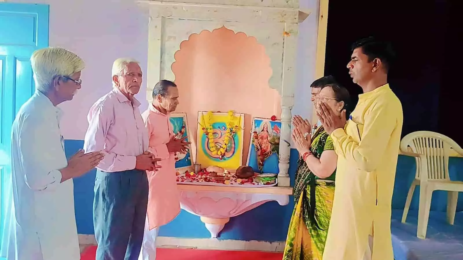 तस्वीर में विद्या निकेतन विद्यालय में गुरु पूजन के दौरान हाथ जोड़े खड़े अतिथि और शिक्षक। तस्वीर में विद्या निकेतन विद्यालय में गुरु पूजन के दौरान हाथ जोड़े खड़े अतिथि और शिक्षक।