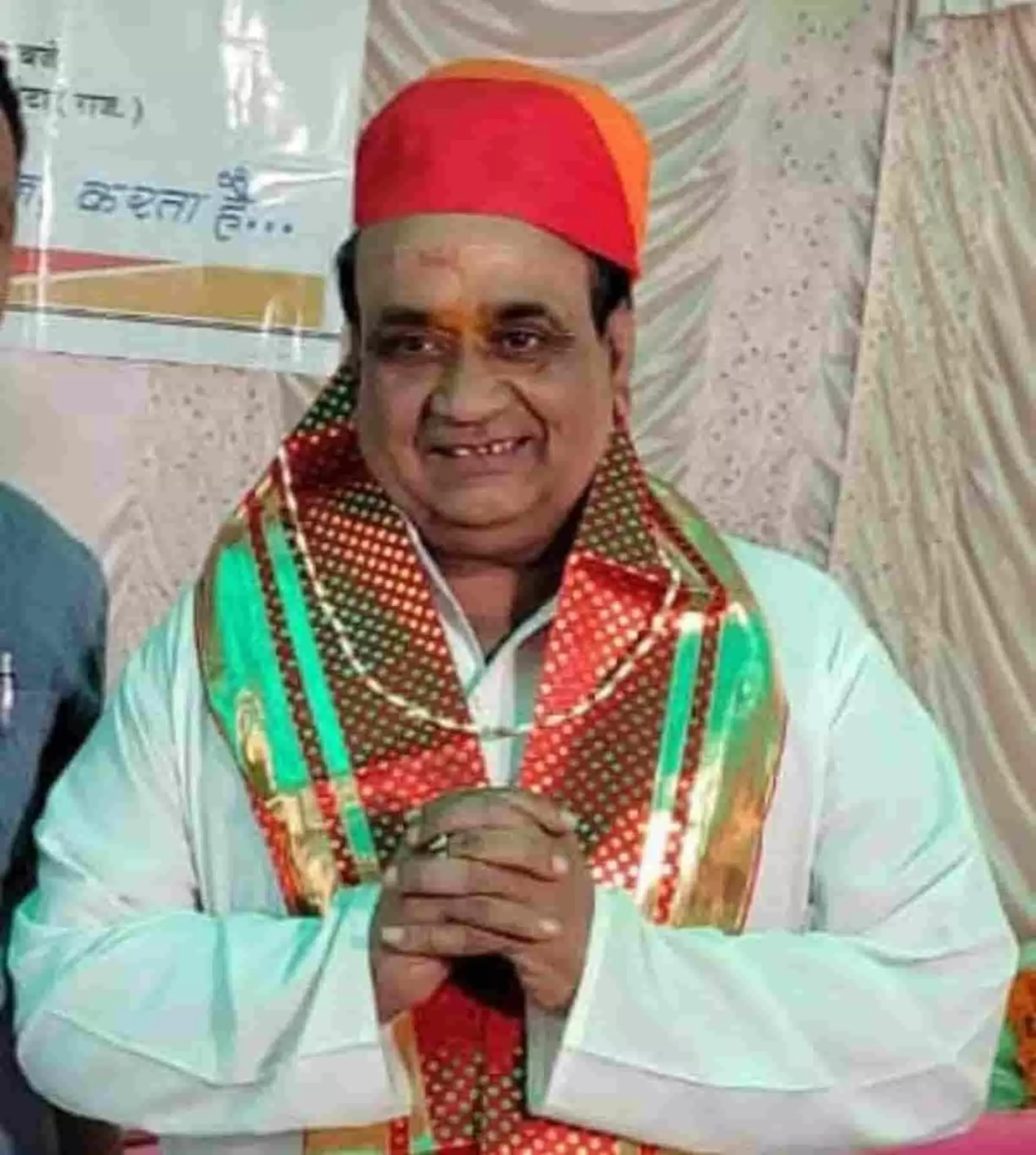 तस्वीर में पारस जैन पार्श्वमणि हाथ जोड़े हुए और पारंपरिक पोशाक में नजर आ रहे हैं। तस्वीर में पारस जैन पार्श्वमणि हाथ जोड़े हुए और पारंपरिक पोशाक में नजर आ रहे हैं।