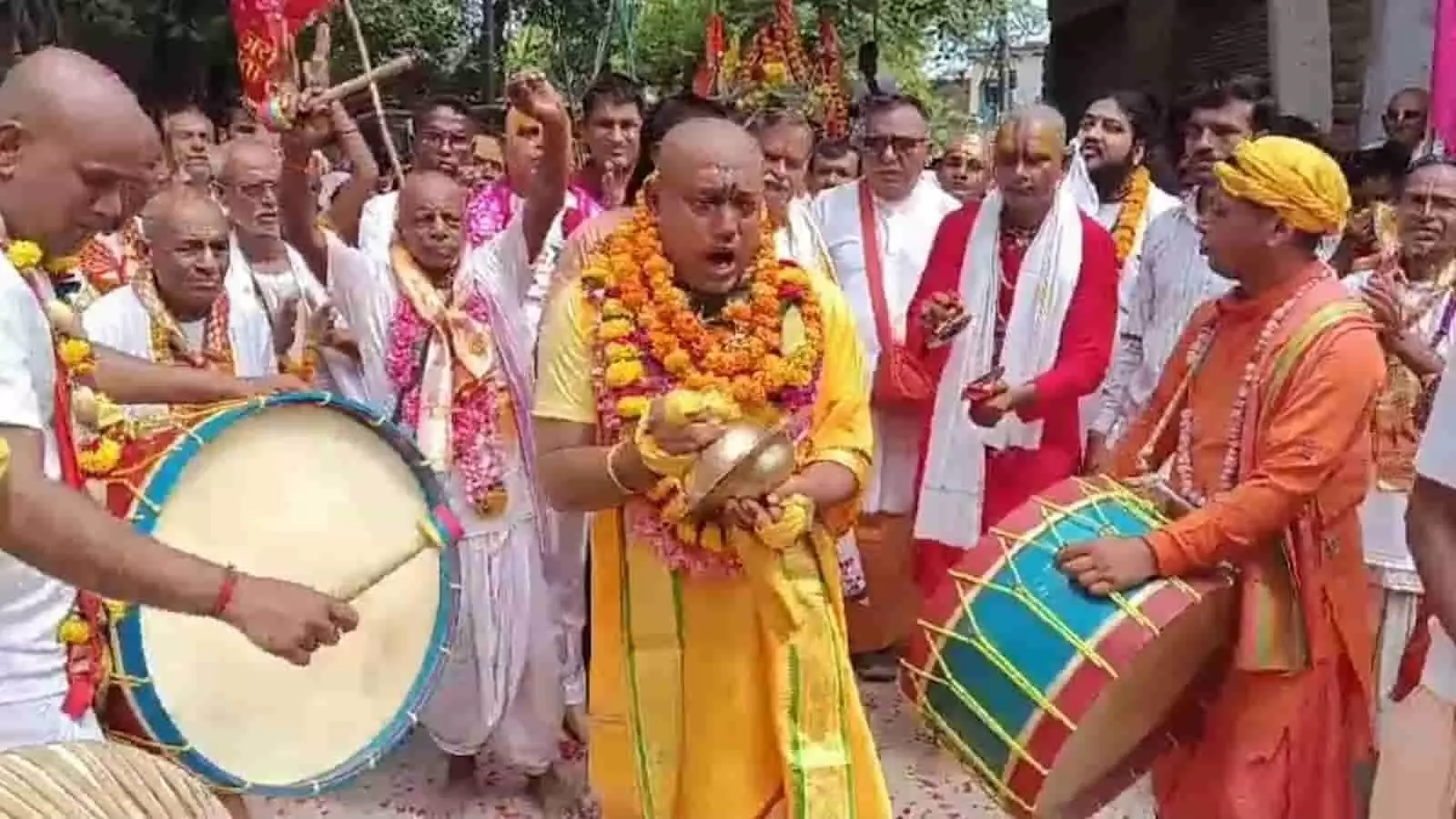 तस्वीर में गोवर्धन की मुड़िया शोभायात्रा के दौरान ढोल बजाते और गाते हुए साधु-संत दिख रहे हैं। तस्वीर में गोवर्धन की मुड़िया शोभायात्रा के दौरान ढोल बजाते और गाते हुए साधु-संत दिख रहे हैं।