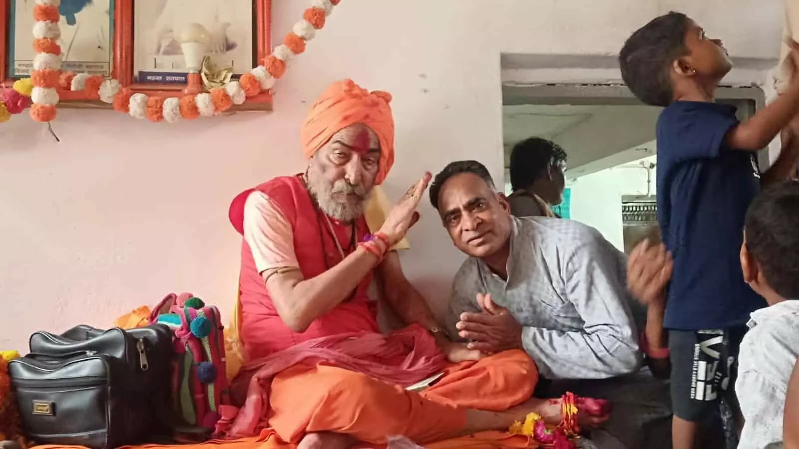 तस्वीर में महंत मोहन गिरी महाराज खेरोदा मंदिर में भक्त को आशीर्वाद दे रहे हैं। तस्वीर में महंत मोहन गिरी महाराज खेरोदा मंदिर में भक्त को आशीर्वाद दे रहे हैं।