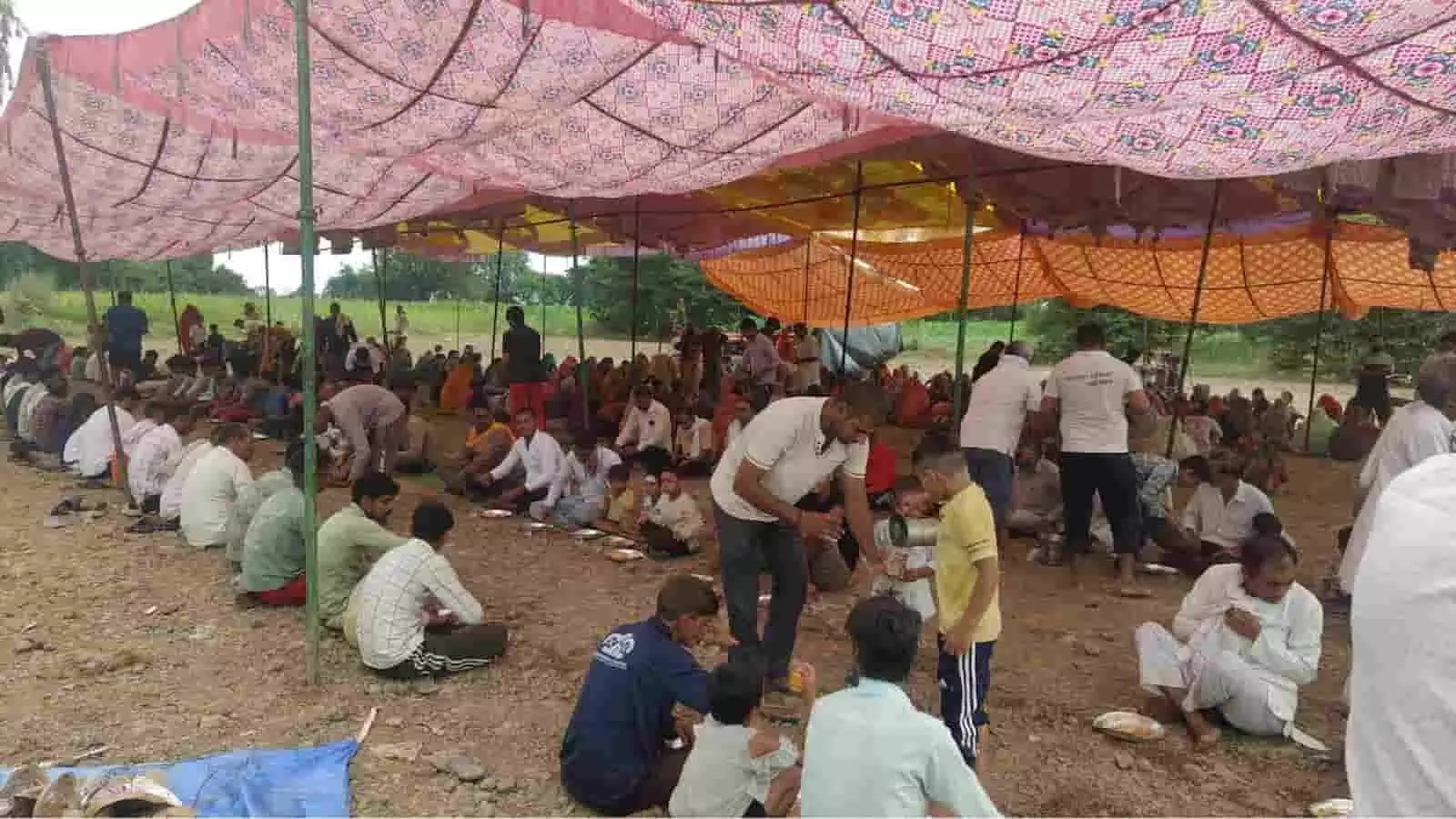 डीग में जनुथर आश्रम के पंडाल के नीचे महाप्रसादी ग्रहण करते श्रद्धालुओं की तस्वीर। डीग में जनुथर आश्रम के पंडाल के नीचे महाप्रसादी ग्रहण करते श्रद्धालुओं की तस्वीर।