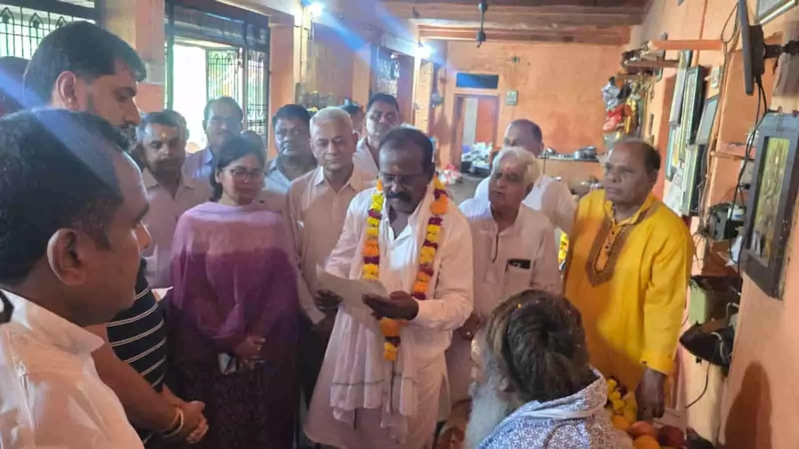 तस्वीर में खेरवाड़ा के गोदावरी धाम मंदिर में गुरु पूर्णिमा पर संतों का सम्मान करते लोग दिख रहे हैं। तस्वीर में खेरवाड़ा के गोदावरी धाम मंदिर में गुरु पूर्णिमा पर संतों का सम्मान करते लोग दिख रहे हैं।