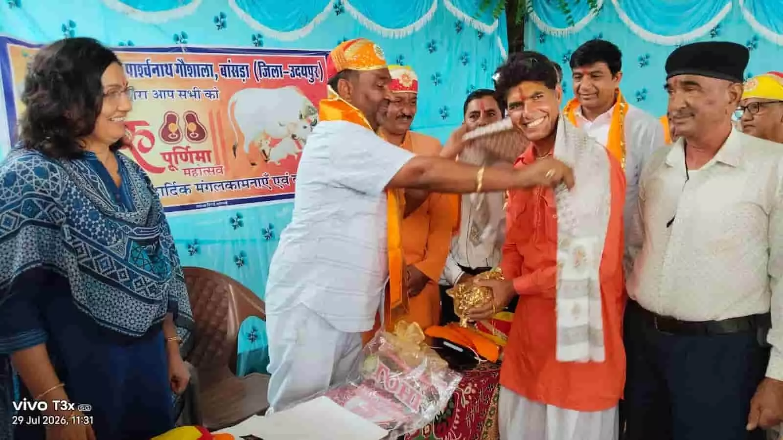 गौशाला में गुरु पूर्णिमा समारोह के दौरान श्यामलाल चौबीसा का अभिनंदन करते अतिथि। गौशाला में गुरु पूर्णिमा समारोह के दौरान श्यामलाल चौबीसा का अभिनंदन करते अतिथि।