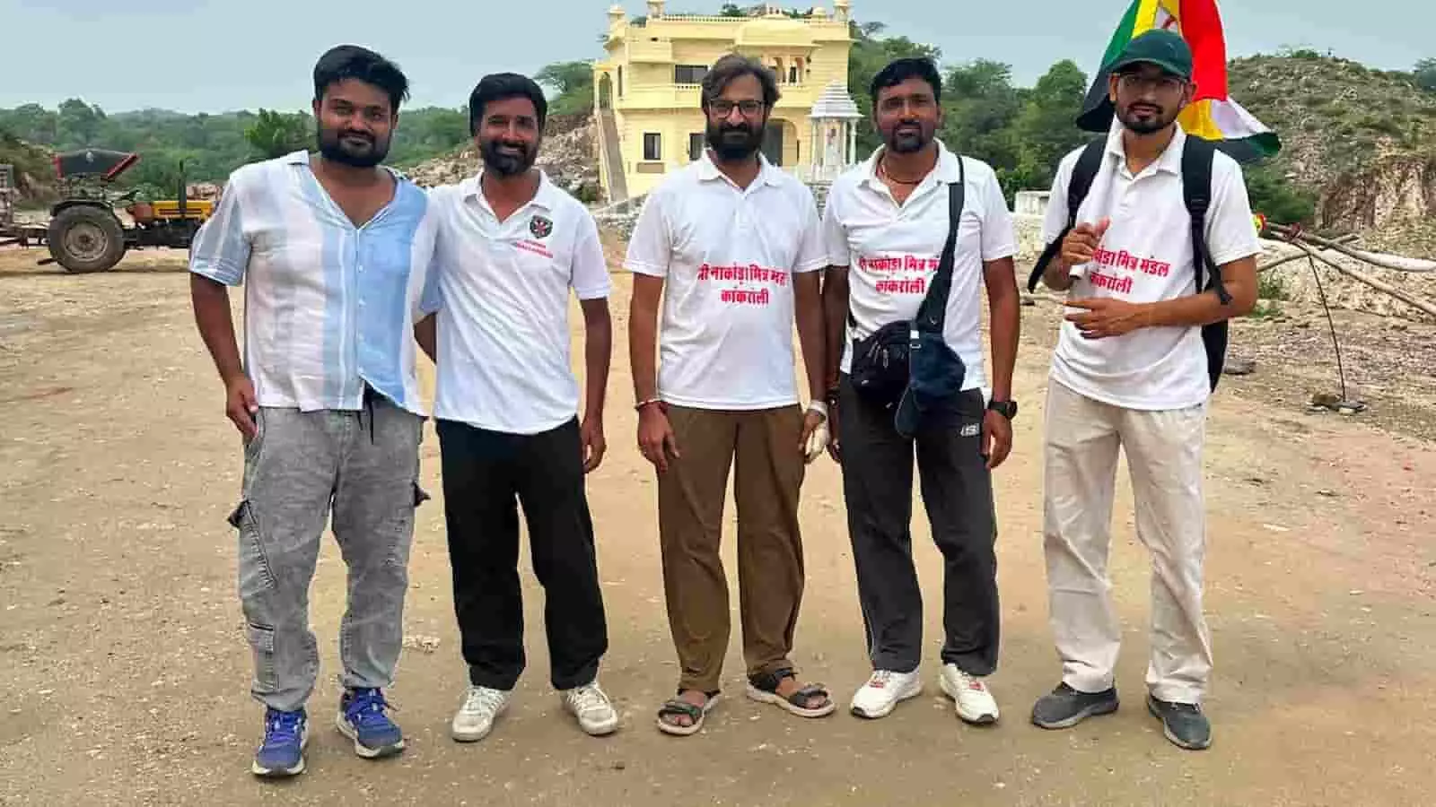 तस्वीर में पांच पुरुष नाकोड़ा धाम पड़ासली तीर्थ परिसर के समीप खड़े दिखाई दे रहे हैं। तस्वीर में पांच पुरुष नाकोड़ा धाम पड़ासली तीर्थ परिसर के समीप खड़े दिखाई दे रहे हैं।