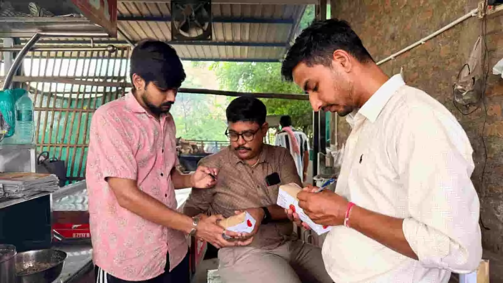 सलूंबर में एक नाश्ता सेंटर पर खाद्य सुरक्षा विभाग के अधिकारी निरीक्षण करते हुए नजर आ रहे हैं। सलूंबर में एक नाश्ता सेंटर पर खाद्य सुरक्षा विभाग के अधिकारी निरीक्षण करते हुए नजर आ रहे हैं।