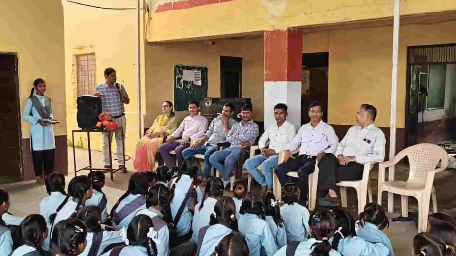 सलूम्बर के राजकीय विद्यालय में आयोजित गुरु वंदन कार्यक्रम के दौरान बैठे शिक्षक और विद्यार्थी। सलूम्बर के राजकीय विद्यालय में आयोजित गुरु वंदन कार्यक्रम के दौरान बैठे शिक्षक और विद्यार्थी।