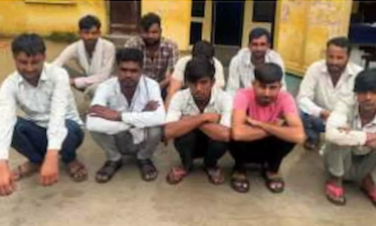 तस्वीर में बौंली थाने के बाहर जमीन पर बैठे गिरफ्तार किए गए 11 आरोपी दिखाई दे रहे हैं। तस्वीर में बौंली थाने के बाहर जमीन पर बैठे गिरफ्तार किए गए 11 आरोपी दिखाई दे रहे हैं।