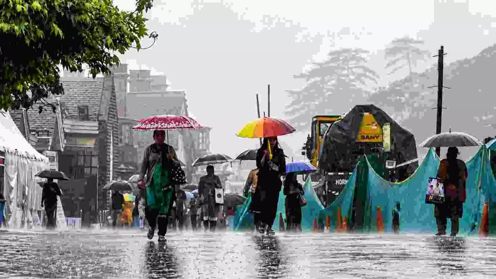 बरसात के मौसम में रंगबिरंगे छाते लेकर चलते लोग उत्तर भारत में| बरसात के मौसम में रंगबिरंगे छाते लेकर चलते लोग उत्तर भारत में|