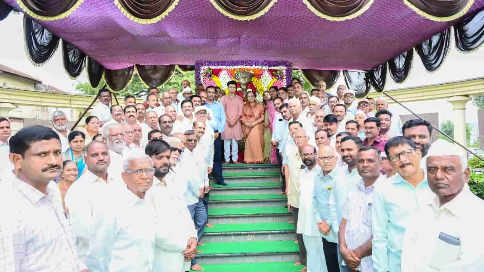 तस्वीर में शाहू शुगर फैक्ट्री के अधिकारी और कर्मचारी परिसर में समूह में खड़े दिखाई दे रहे हैं। तस्वीर में शाहू शुगर फैक्ट्री के अधिकारी और कर्मचारी परिसर में समूह में खड़े दिखाई दे रहे हैं।
