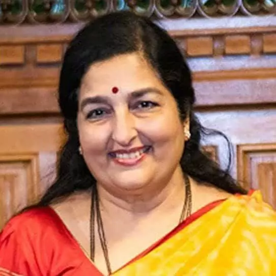तस्वीर में मंच पर प्रस्तुति देती अनुराधा पौडवाल कार्यक्रम के दौरान दिखाई दे रही हैं। तस्वीर में मंच पर प्रस्तुति देती अनुराधा पौडवाल कार्यक्रम के दौरान दिखाई दे रही हैं।