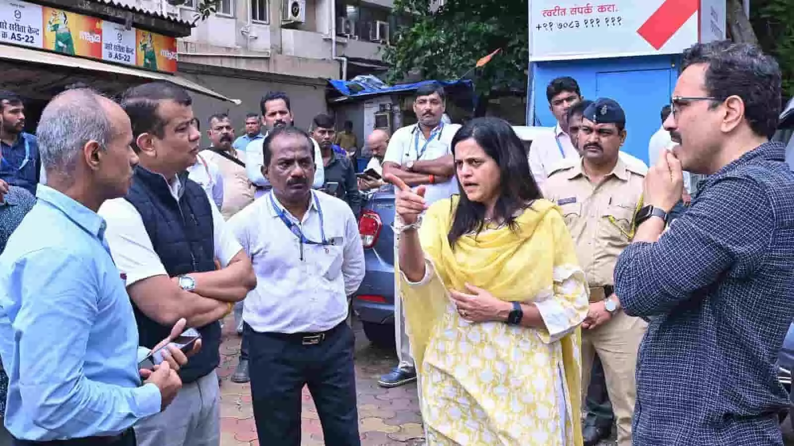तस्वीर में मुंबई मनपा आयुक्त अश्विनी भिडे अधिकारियों के साथ मानखुर्द और गोवंडी में निरीक्षण करती दिख रही हैं। तस्वीर में मुंबई मनपा आयुक्त अश्विनी भिडे अधिकारियों के साथ मानखुर्द और गोवंडी में निरीक्षण करती दिख रही हैं।