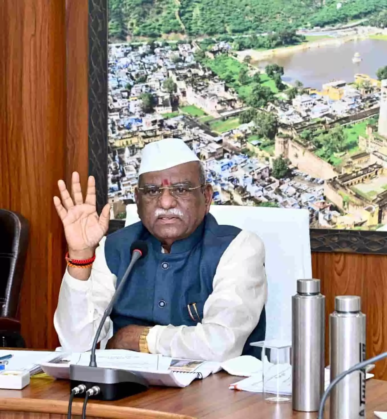 बैठक में राज्यपाल हरिभाऊ बागडे बूंदी कलेक्ट्रेट सभागार में अधिकारियों के साथ मौजूद हैं बैठक में राज्यपाल हरिभाऊ बागडे बूंदी कलेक्ट्रेट सभागार में अधिकारियों के साथ मौजूद हैं