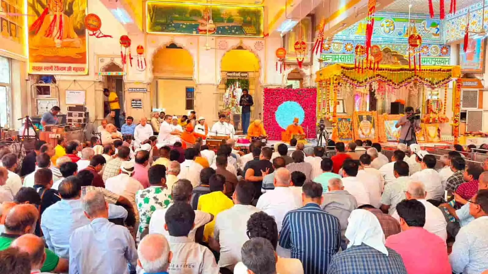 श्री अमरापुर स्थान जयपुर में गुरु पूर्णिमा के अवसर पर बैठे हुए श्रद्धालु और संत। श्री अमरापुर स्थान जयपुर में गुरु पूर्णिमा के अवसर पर बैठे हुए श्रद्धालु और संत।