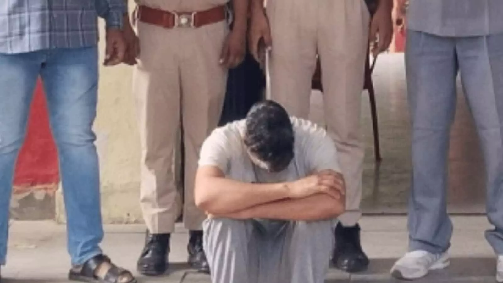 तस्वीर में पुलिस हिरासत में बैठा आरोपी और सुरक्षाकर्मी छबड़ा थाने में खड़े हैं। तस्वीर में पुलिस हिरासत में बैठा आरोपी और सुरक्षाकर्मी छबड़ा थाने में खड़े हैं।