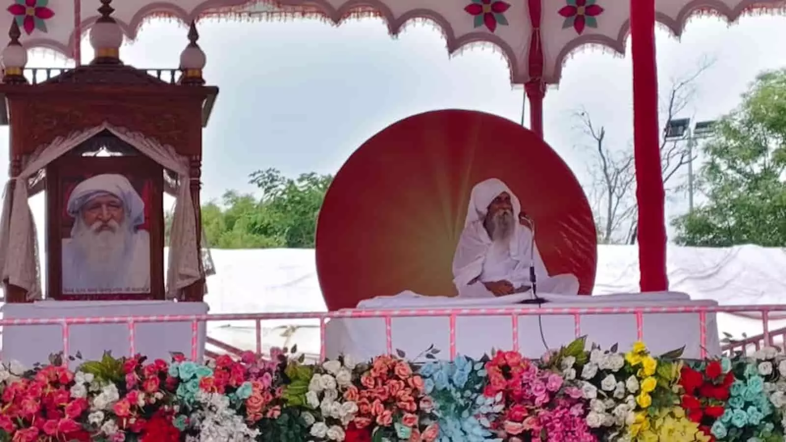 तस्वीर में बाबा उमाकान्त जी महाराज मंच पर बैठे हुए दिखाई दे रहे हैं। तस्वीर में बाबा उमाकान्त जी महाराज मंच पर बैठे हुए दिखाई दे रहे हैं।