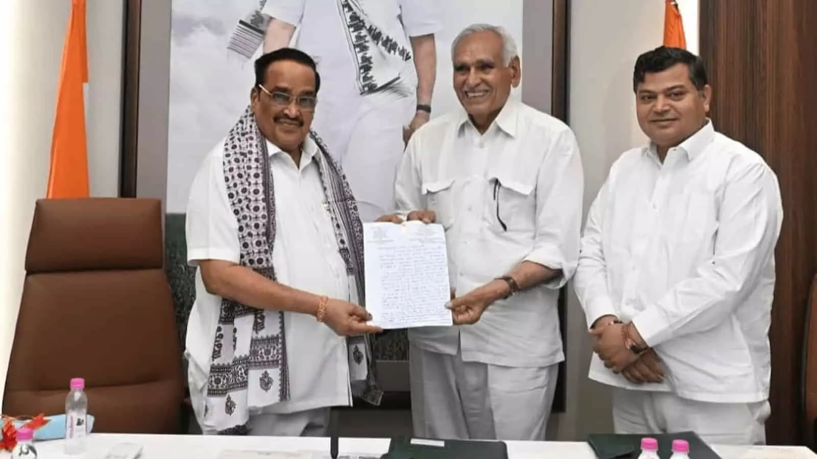 तस्वीर में केंद्रीय मंत्री को ज्ञापन सौंपते राजस्थान किसान आयोग के अध्यक्ष नजर आ रहे हैं। तस्वीर में केंद्रीय मंत्री को ज्ञापन सौंपते राजस्थान किसान आयोग के अध्यक्ष नजर आ रहे हैं।