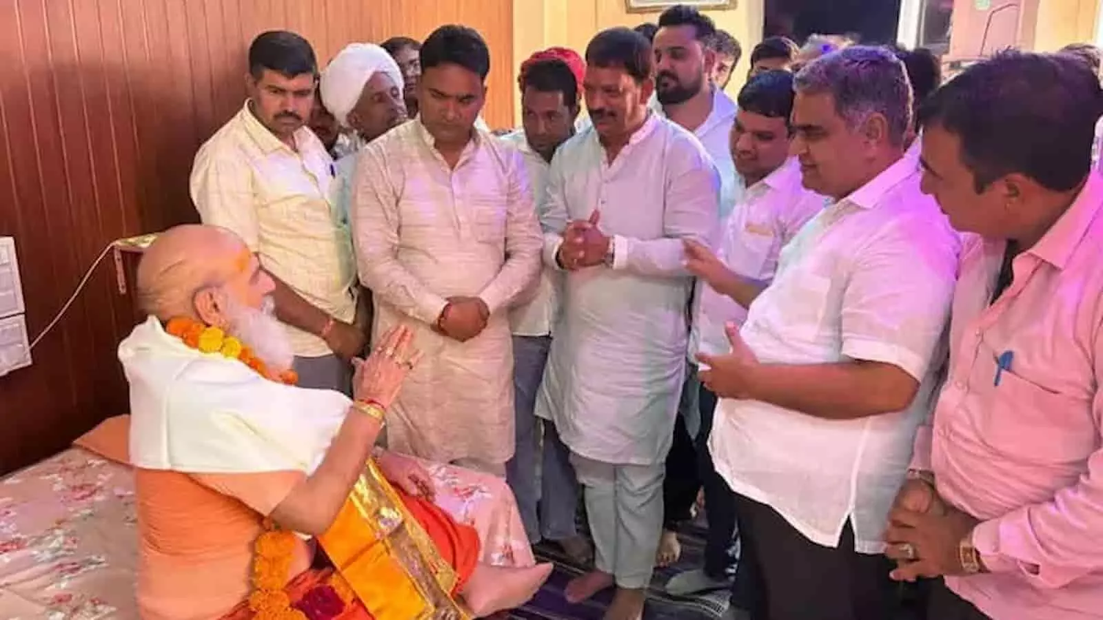 तस्वीर में संगेसरा मठ में महंत श्री राम चन्द्र गिरी जी महाराज से आशीर्वाद लेते हुए जनप्रतिनिधि और श्रद्धालु नजर आ रहे हैं। तस्वीर में संगेसरा मठ में महंत श्री राम चन्द्र गिरी जी महाराज से आशीर्वाद लेते हुए जनप्रतिनिधि और श्रद्धालु नजर आ रहे हैं।