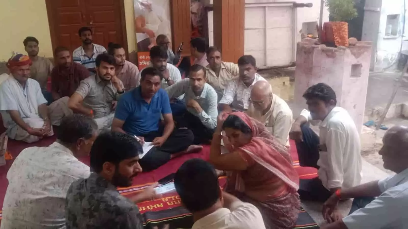 तस्वीर में आकोला गोशाला समिति की बैठक में बैठे ग्रामीण और सदस्य दिखाई दे रहे हैं। तस्वीर में आकोला गोशाला समिति की बैठक में बैठे ग्रामीण और सदस्य दिखाई दे रहे हैं।