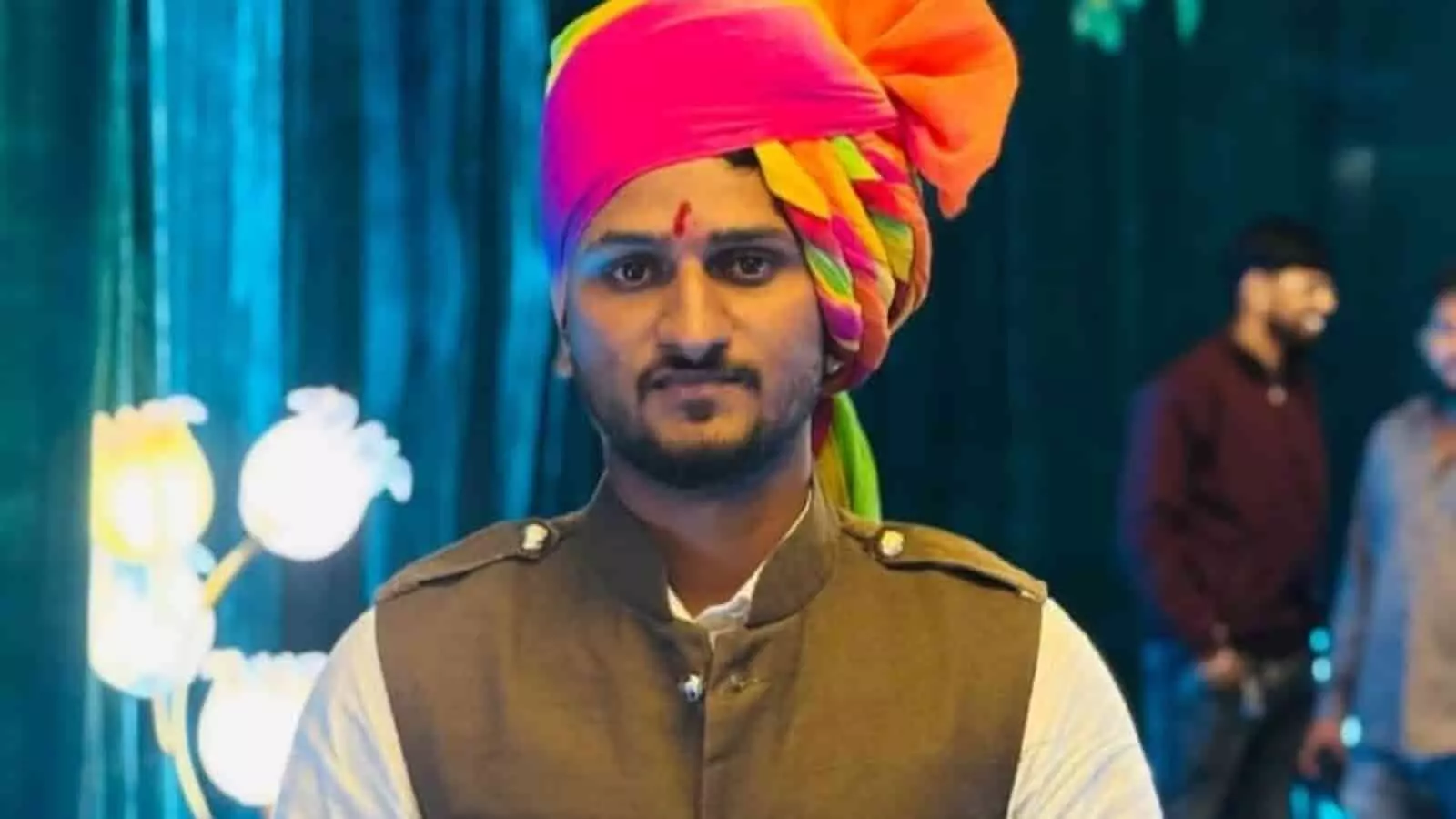 तस्वीर में पगड़ी पहने और हाथ में तलवार लिए खड़े गौरवसिंह गिरासे नजर आ रहे हैं। तस्वीर में पगड़ी पहने और हाथ में तलवार लिए खड़े गौरवसिंह गिरासे नजर आ रहे हैं।